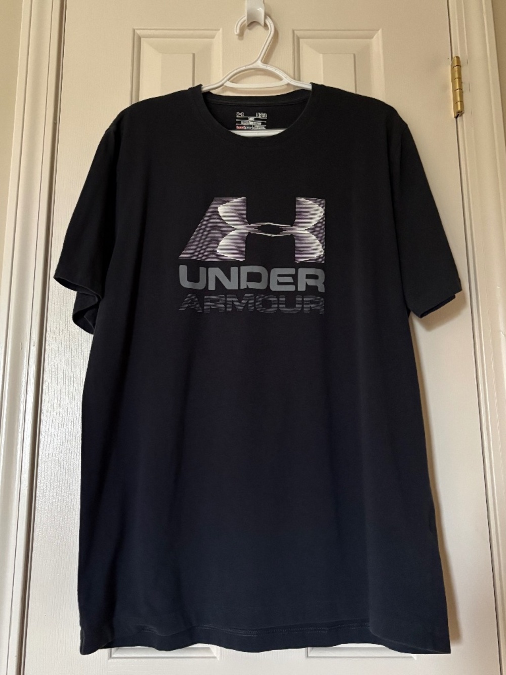 Under Armour Size Large Black with Gray and White Logo T-Shirt